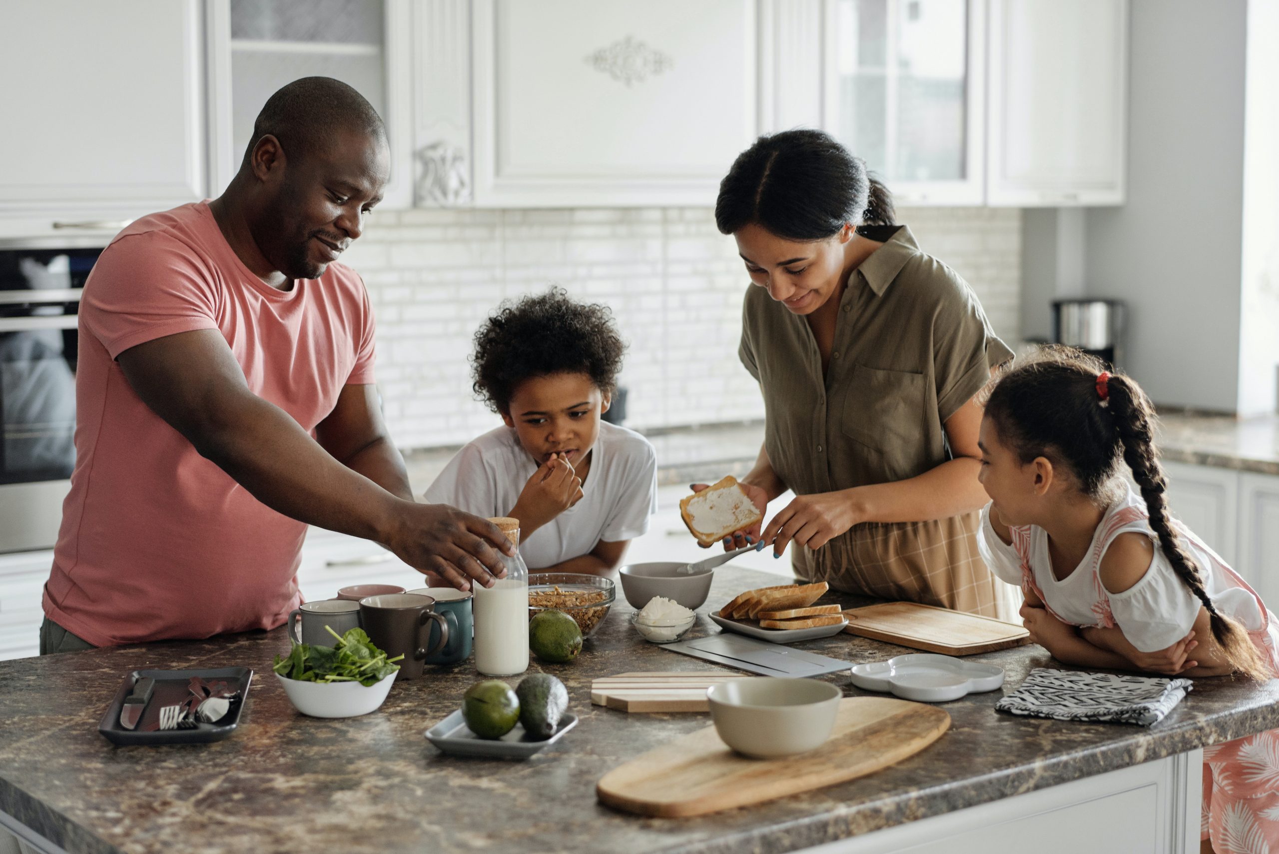 Familia en la cocina - Pexels Secadora